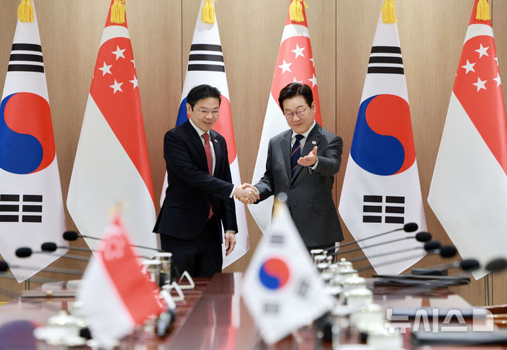 [서울=뉴시스] 고범준 기자 = 이재명 대통령이 2일 서울 용산 대통령실 청사에서 열린 로렌스 웡 싱가포르 총리와 한-싱가포르 정상회담에서 기념촬영을 마친 뒤 자리 안내를 하고 있다. 2025.11.02. bjko@newsis.com