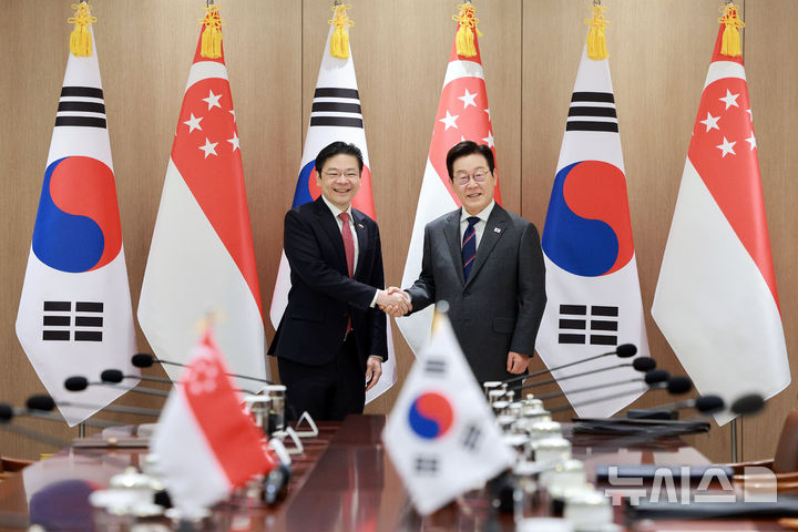 [서울=뉴시스] 고범준 기자 = 이재명 대통령과 로렌스 웡 싱가포르 총리가 2일 서울 용산 대통령실 청사에서 한-싱가포르 정상회담 기념촬영을 하고 있다. 2025.11.02. bjko@newsis.com