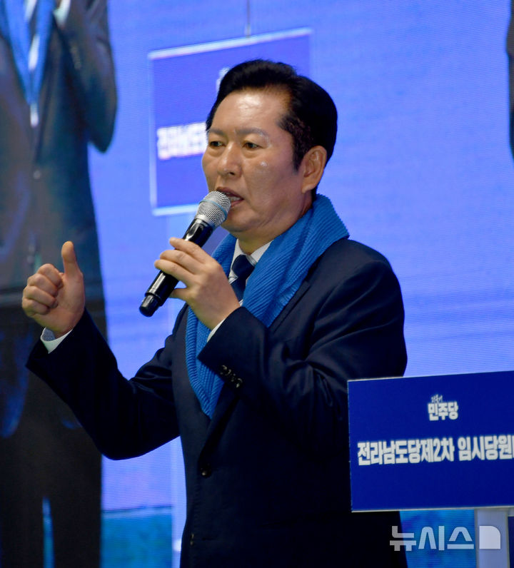 [나주=뉴시스] 변재훈 기자 = 정청래 더불어민주당 대표가 2일 오전 전남 나주시 나주종합스포츠파크 다목적체육관에서 열린 민주당 전남도당 임시 당원대회에서 축사를 하고 있다. 2025.11.02. wisdom21@newsis.com있다.