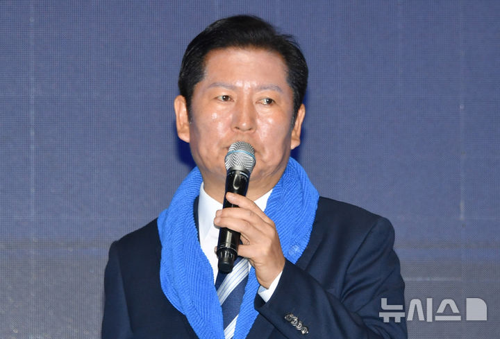 [나주=뉴시스] 변재훈 기자 = 정청래 더불어민주당 대표가 2일 오전 전남 나주시 나주종합스포츠파크 다목적체육관에서 열린 민주당 전남도당 임시 당원대회에서 축사를 하고 있다. 2025.11.02. wisdom21@newsis.com있다.