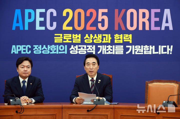 [서울=뉴시스] 고승민 기자 = 박수현 더불어민주당 수석대변인이 2일 서울 여의도 국회에서 국정감사 등 현안 관련 기자간담회를 하고 있다. 2025.11.02. kkssmm99@newsis.com