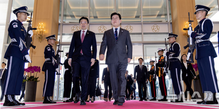 [서울=뉴시스] 최동준 기자 = 이재명 대통령이 2일 한-싱가포르 정상회담이 열리는 서울 용산 대통령실에서 로렌스 웡 싱가포르 총리와 회담장으로 이동하고 있다. (대통령실통신사진기자단) 2025.11.02. photocdj@newsis.com