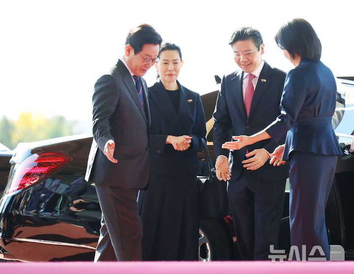 [서울=뉴시스] 최동준 기자 = 이재명 대통령과 김혜경 여사가 2일 한-싱가포르 정상회담이 열리는 서울 용산 대통령실에서 로렌스 웡 싱가포르 총리와 루즈 루이 여사를 영접하고 있다. (대통령실통신사진기자단) 2025.11.02. photocdj@newsis.com