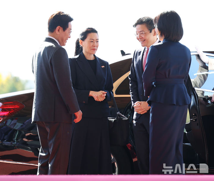 [서울=뉴시스] 최동준 기자 = 이재명 대통령과 김혜경 여사가 2일 한-싱가포르 정상회담이 열리는 서울 용산 대통령실에서 로렌스 웡 싱가포르 총리와 루즈 루이 여사를 영접하고 있다. (대통령실통신사진기자단) 2025.11.02. photocdj@newsis.com