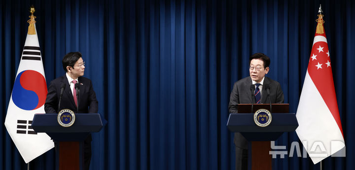 [서울=뉴시스] 최동준 기자 = 이재명 대통령과 로렌스 웡 싱가포르 총리가 2일 서울 용산 대통령실 청사에서 공동언론발표를 하고 있다. 2025.11.02. photocdj@newsis.com