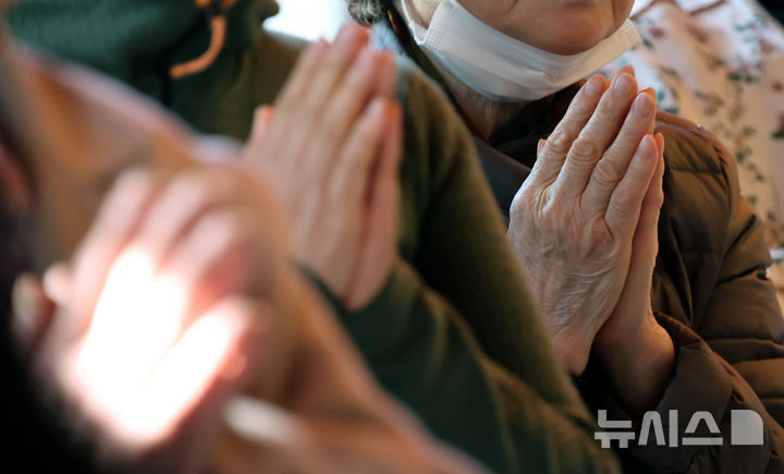 [서울=뉴시스] 김명원 기자 = 지난 2일 서울 종로구 조계사에서 수험생을 둔 불자들이 자녀들의 고득점을 기원하며 기도하는 모습. 2025.11.02. kmx1105@newsis.com