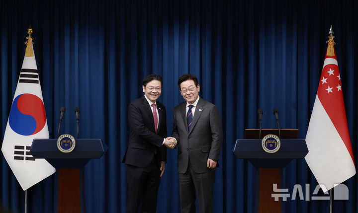[서울=뉴시스] 최동준 기자 = 이재명 대통령과 로렌스 웡 싱가포르 총리가 2일 서울 용산 대통령실 청사에서 공동언론발표를 마친 뒤 악수하고 있다. 2025.11.02. photocdj@newsis.com