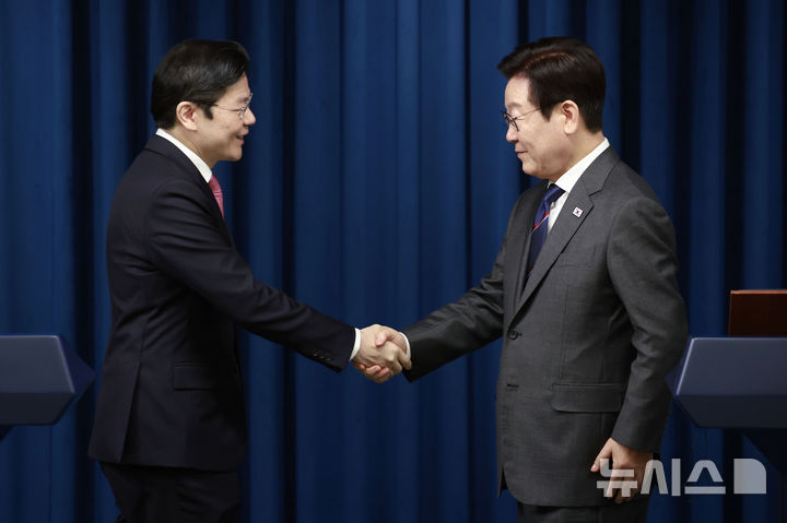 [서울=뉴시스] 최동준 기자 = 이재명 대통령과 로렌스 웡 싱가포르 총리가 2일 서울 용산 대통령실 청사에서 공동언론발표를 마친 뒤 인사하고 있다. 2025.11.02. photocdj@newsis.com