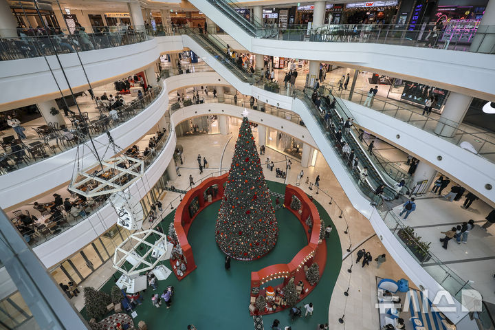 [서울=뉴시스] 정병혁 기자 = 2일 서울 영등포구 타임스퀘어에 대형 크리스마스 트리가 설치되어 있다. 복합쇼핑몰 경방 타임스퀘어는 올해 'Merry & Bright'를 테마로 자체 캐릭터 '탐스프렌즈'와 협업해 꾸며진 13m의 초대형 크리스마스 트리를 공개했다. 2025.11.02. jhope@newsis.com