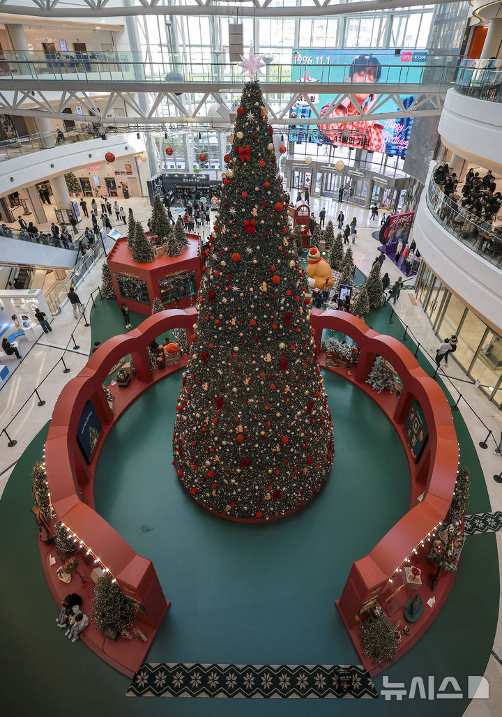 [서울=뉴시스] 정병혁 기자 = 2일 서울 영등포구 타임스퀘어에 대형 크리스마스 트리가 설치되어 있다. 복합쇼핑몰 경방 타임스퀘어는 올해 'Merry & Bright'를 테마로 자체 캐릭터 '탐스프렌즈'와 협업해 꾸며진 13m의 초대형 크리스마스 트리를 공개했다. 2025.11.02. jhope@newsis.com