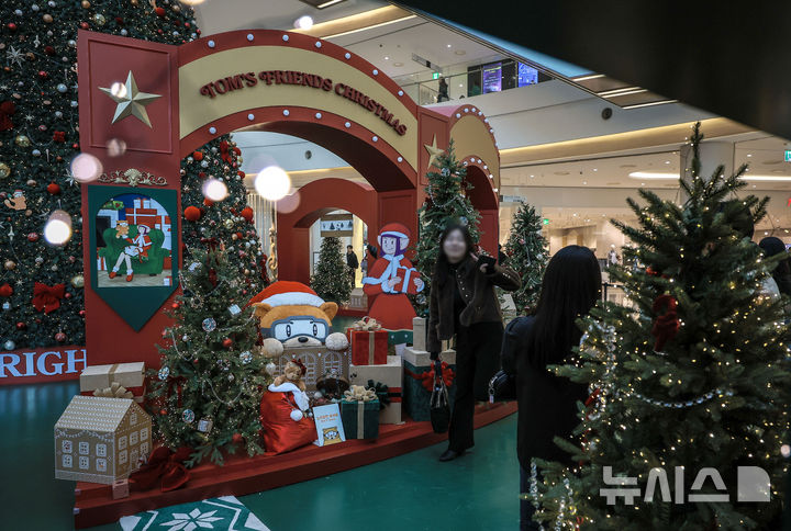 [서울=뉴시스] 정병혁 기자 = 2일 서울 영등포구 타임스퀘어에 설치된 대형 크리스마스 트리를 찾은 시민들이 사진을 찍으며 즐거운 시간을 보내고 있다.&nbsp; 복합쇼핑몰 경방 타임스퀘어는 올해 'Merry & Bright'를 테마로 자체 캐릭터 '탐스프렌즈'와 협업해 꾸며진 13m의 초대형 크리스마스 트리를 공개했다. 2025.11.02. jhope@newsis.com