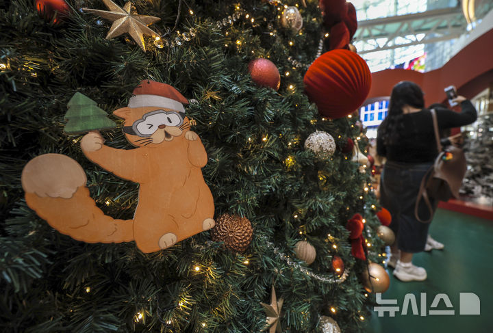 [서울=뉴시스] 정병혁 기자 = 2일 서울 영등포구 타임스퀘어에 설치된 대형 크리스마스 트리를 찾은 시민들이 사진을 찍으며 즐거운 시간을 보내고 있다.&nbsp; 복합쇼핑몰 경방 타임스퀘어는 올해 'Merry & Bright'를 테마로 자체 캐릭터 '탐스프렌즈'와 협업해 꾸며진 13m의 초대형 크리스마스 트리를 공개했다. 2025.11.02. jhope@newsis.com
