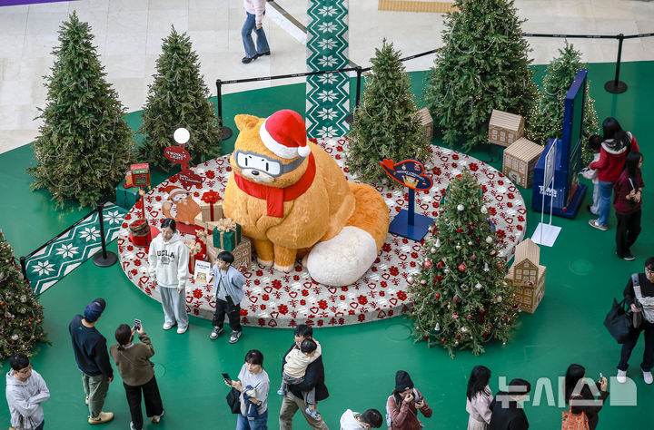 [서울=뉴시스] 정병혁 기자 = 2일 서울 영등포구 타임스퀘어에 설치된 대형 크리스마스 트리를 찾은 시민들이 사진을 찍으며 즐거운 시간을 보내고 있다.&nbsp; 복합쇼핑몰 경방 타임스퀘어는 올해 'Merry & Bright'를 테마로 자체 캐릭터 '탐스프렌즈'와 협업해 꾸며진 13m의 초대형 크리스마스 트리를 공개했다. 2025.11.02. jhope@newsis.com