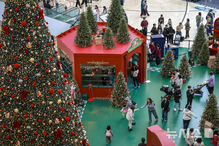 [서울=뉴시스] 정병혁 기자 = 2일 서울 영등포구 타임스퀘어에 설치된 대형 크리스마스 트리를 찾은 시민들이 사진을 찍으며 즐거운 시간을 보내고 있다.&nbsp; 복합쇼핑몰 경방 타임스퀘어는 올해 'Merry & Bright'를 테마로 자체 캐릭터 '탐스프렌즈'와 협업해 꾸며진 13m의 초대형 크리스마스 트리를 공개했다. 2025.11.02. jhope@newsis.com