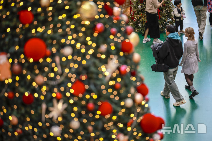 [서울=뉴시스] 정병혁 기자 = 2일 서울 영등포구 타임스퀘어에 설치된 대형 크리스마스 트리를 찾은 시민들이 사진을 찍으며 즐거운 시간을 보내고 있다.&nbsp; 복합쇼핑몰 경방 타임스퀘어는 올해 'Merry & Bright'를 테마로 자체 캐릭터 '탐스프렌즈'와 협업해 꾸며진 13m의 초대형 크리스마스 트리를 공개했다. 2025.11.02. jhope@newsis.com