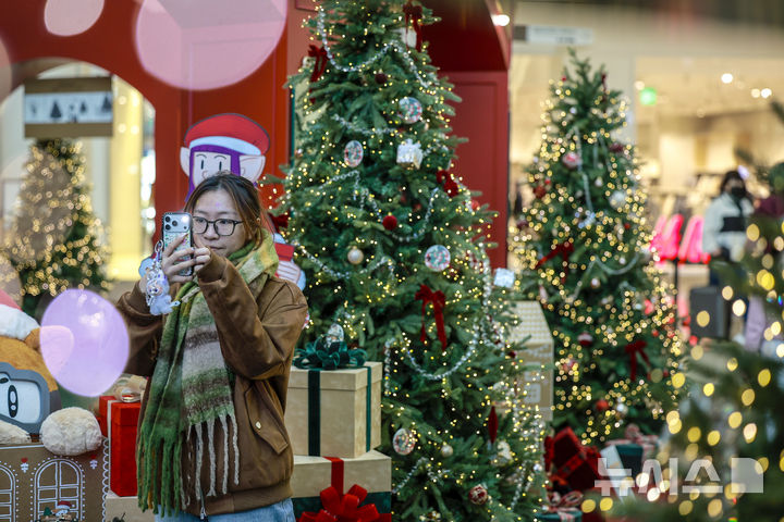 [서울=뉴시스] 정병혁 기자 = 2일 서울 영등포구 타임스퀘어에 설치된 대형 크리스마스 트리를 찾은 시민들이 사진을 찍으며 즐거운 시간을 보내고 있다.&nbsp; 복합쇼핑몰 경방 타임스퀘어는 올해 'Merry & Bright'를 테마로 자체 캐릭터 '탐스프렌즈'와 협업해 꾸며진 13m의 초대형 크리스마스 트리를 공개했다. 2025.11.02. jhope@newsis.com