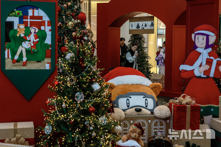 [서울=뉴시스] 정병혁 기자 = 2일 서울 영등포구 타임스퀘어에 설치된 대형 크리스마스 트리를 찾은 시민들이 사진을 찍으며 즐거운 시간을 보내고 있다.&nbsp; 복합쇼핑몰 경방 타임스퀘어는 올해 'Merry & Bright'를 테마로 자체 캐릭터 '탐스프렌즈'와 협업해 꾸며진 13m의 초대형 크리스마스 트리를 공개했다. 2025.11.02. jhope@newsis.com