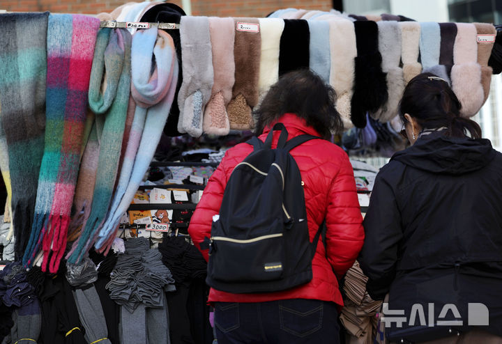 [서울=뉴시스] 홍효식 기자 = 내일과 모레 아침 기온이 오늘보다 큰 폭으로 떨어지며 쌀쌀한 날씨가 전망되는 가운데 2일 서울 중구 명동에서 시민들이 방한용품을 살펴보고 있다. 2025.11.02. yesphoto@newsis.com