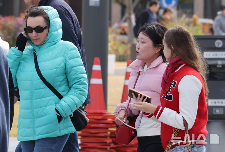 [서울=뉴시스] 김명원 기자 = 2일 오서울 종로구 광화문 광장에서 시민과 관광객들이 옷을 여미며 이동하고 있다. 북쪽에서 찬 공기가 들어오면서 기온이 크게 낮아지고 있는 가운데 기상청은 오늘 밤 9시부터 서울과 경기, 인천, 충청, 전북, 경상 서부 등에 한파주의보를 발령한다고 밝혔다. 2025.11.02. kmx1105@newsis.com