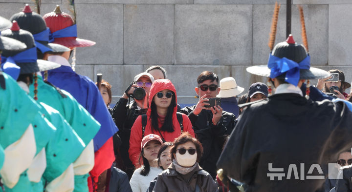 [서울=뉴시스] 김명원 기자 = 찬 공기 남하로 '초겨울 추위'를 보인 2일 서울 종로구 경복궁에서 관광객들이 겨울 복장의 옷을 밉고 공연을 지켜보고 있다. 북쪽에서 찬 공기가 들어오면서 기온이 크게 낮아지고 있는 가운데 기상청은 오늘 밤 9시부터 서울과 경기, 인천, 충청, 전북, 경상 서부 등에 한파주의보를 발령한다고 밝혔다. 2025.11.02. kmx1105@newsis.com