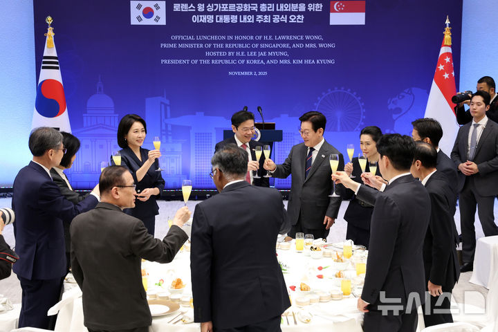 [서울=뉴시스] 최동준 기자 = 이재명 대통령과 김혜경 여사가 2일 서울 용산 대통령실 청사에서 열린 한-싱가포르 공식오찬에서 로렌스 웡 싱가포르 총리, 루즈 루이 여사를 비롯한 참석자들과 건배하고 있다. (대통령실통신사진기자단) 2025.11.02. photocdj@newsis.com