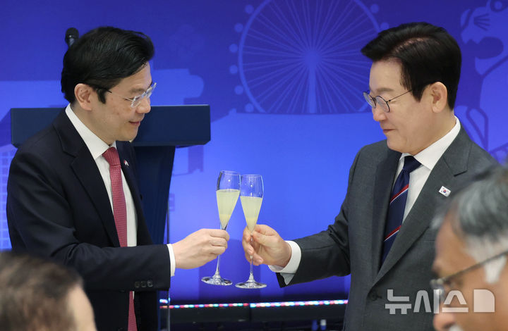 [서울=뉴시스] 최동준 기자 = 이재명 대통령과 로렌스 웡 싱가포르 총리가 2일 서울 용산 대통령실 청사에서 열린 한-싱가포르 공식오찬에서 건배를 하고 있다. (대통령실통신사진기자단) 2025.11.02. photocdj@newsis.com