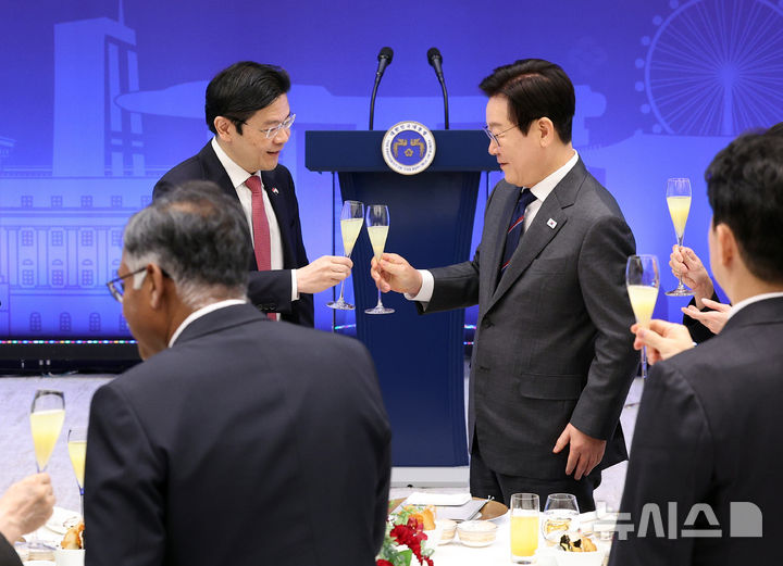 [서울=뉴시스] 최동준 기자 = 이재명 대통령과 로렌스 웡 싱가포르 총리가 2일 서울 용산 대통령실 청사에서 열린 한-싱가포르 공식오찬에서 건배를 하고 있다. (대통령실통신사진기자단) 2025.11.02. photocdj@newsis.com