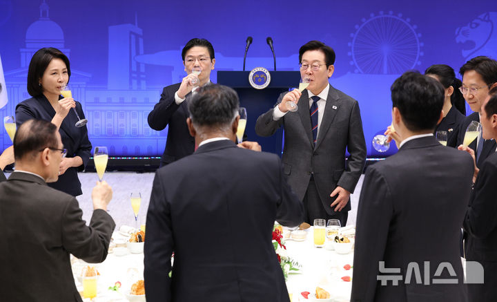 [서울=뉴시스] 최동준 기자 = 이재명 대통령과 김혜경 여사가 2일 서울 용산 대통령실 청사에서 열린 한-싱가포르 공식오찬에서 로렌스 웡 싱가포르 총리를 비롯한 참석자들과 건배하고 있다. (대통령실통신사진기자단) 2025.11.02. photocdj@newsis.com