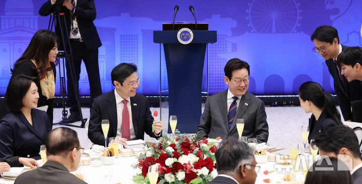 [서울=뉴시스] 최동준 기자 = 이재명 대통령과 김혜경 여사가 2일 서울 용산 대통령실 청사에서 열린 한-싱가포르 공식오찬에서 로렌스 웡 싱가포르 총리, 루즈 루이 여사와 대화하고 있다. (대통령실통신사진기자단) 2025.11.02. photocdj@newsis.com