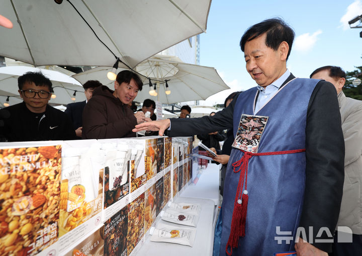 [서울=뉴시스] 홍효식 기자 = 2일 서울 중구 두타몰 광장에서 코리아 그랜드 페스티벌의 일환으로 열린 소상공인 우수제품 판매전 '모두의 동행' 행사에서 구윤철 기획재정부 장관이 식사대용 및 영양보충 쉐이크를 살펴보고 있다. 2025.11.02. yesphoto@newsis.com
