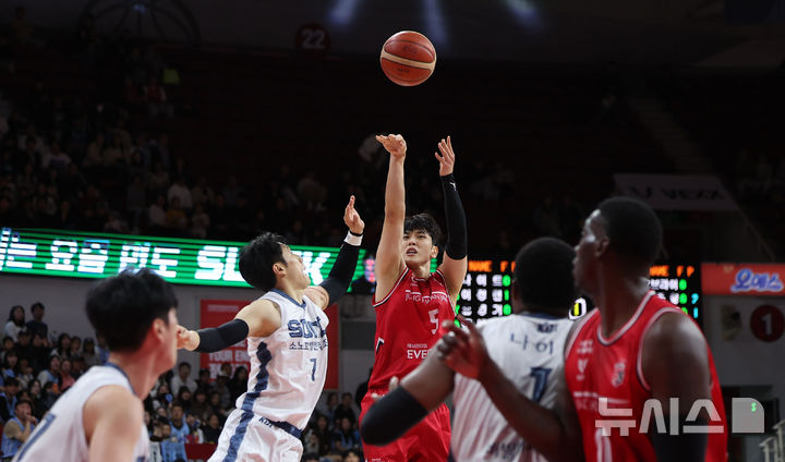 [안양=뉴시스] 김선웅 기자 = 2일 경기 안양시 정관장 아레나에서 열린 2025-2026 프로농구 안양 정관장 vs 고양 소노의 경기, 정관장 변준형이 슛을 하고 있다. 2025.11.02. mangusta@newsis.com