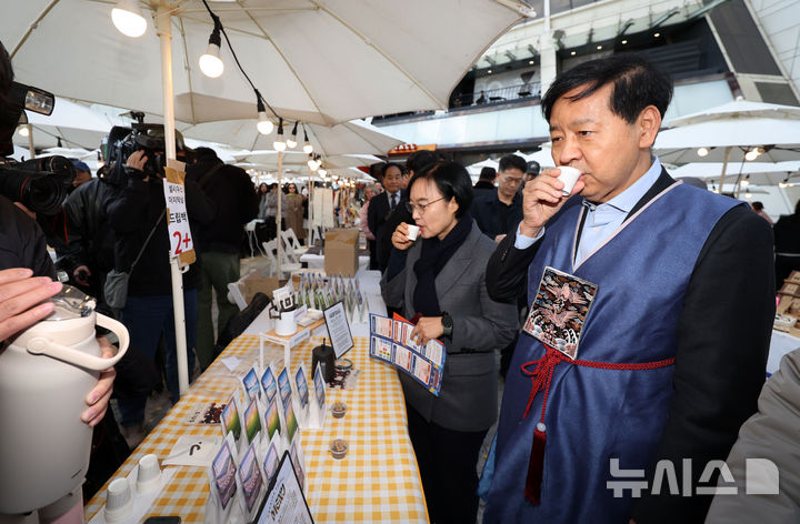 [서울=뉴시스] 홍효식 기자 = 2일 서울 중구 두타몰 광장에서 코리아 그랜드 페스티벌의 일환으로 열린 소상공인 우수제품 판매전 '모두의 동행' 행사에서 구윤철 기획재정부 장관과 한성숙 중소벤처기업부 장관이 드립커피를 마시고 있다. 2025.11.02. yesphoto@newsis.com
