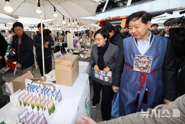 [서울=뉴시스] 홍효식 기자 = 2일 서울 중구 두타몰 광장에서 코리아 그랜드 페스티벌의 일환으로 열린 소상공인 우수제품 판매전 '모두의 동행' 행사에서 구윤철 기획재정부 장관과 한성숙 중소벤처기업부 장관이 부스를 둘러보고 있다. 2025.11.02. yesphoto@newsis.com