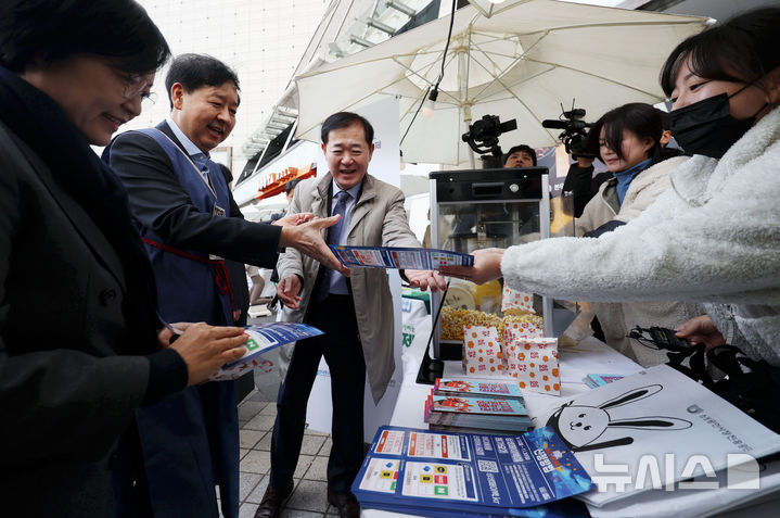 [서울=뉴시스] 홍효식 기자 = 2일 서울 중구 두타몰 광장에서 코리아 그랜드 페스티벌의 일환으로 열린 소상공인 우수제품 판매전 '모두의 동행' 행사에서 구윤철 기획재정부 장관과 한성숙 중소벤처기업부 장관이 디지털온누리상품권 및 상생페이백 관련 홍보물을 전달받고 있다. 2025.11.02. yesphoto@newsis.com