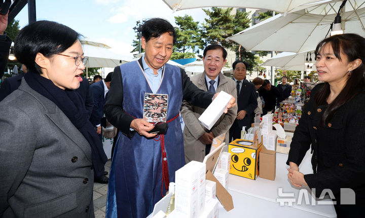 [서울=뉴시스] 홍효식 기자 = 2일 서울 중구 두타몰 광장에서 코리아 그랜드 페스티벌의 일환으로 열린 소상공인 우수제품 판매전 '모두의 동행' 행사에서 구윤철 기획재정부 장관과 한성숙 중소벤처기업부 장관이 화장품 제품을 살펴보고 있다. 2025.11.02. yesphoto@newsis.com