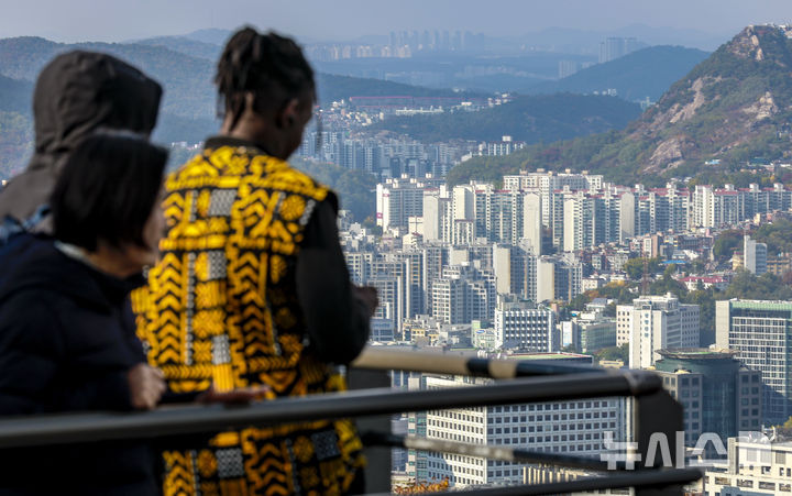 [서울=뉴시스] 정병혁 기자 = 2일 서울 중구 남산에 서울시내 아파트가 보이고 있다. 10·15 주택시장 안정화 대책 시행 이후 열흘 동안 서울 외곽지역의 아파트 매매 거래가 뚝 끊기며 규제 직격탄을 맞은 것으로 나타났다. 토지거래허가구역 효력이 발효된 지난 20일부터 29일까지 열흘 동안 서울 아파트 매매 거래는 총 174건이 신고됐다. 규제 전 열흘(10~19일)간 거래량은 4031건으로, 아파트 매매 거래가 무려 95.7% 급감한 셈이다. 2025.11.02. jhope@newsis.com
