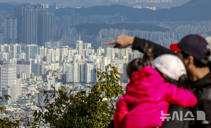 [서울=뉴시스] 정병혁 기자 = 2일 서울 중구 남산에 서울시내 아파트가 보이고 있다. 2025.11.02. jhope@newsis.com
