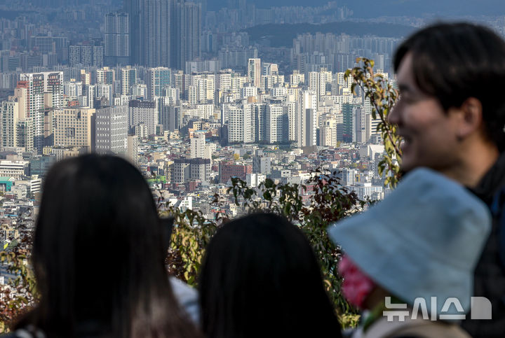[서울=뉴시스] 정병혁 기자 = 2일 서울 중구 남산에 서울시내 아파트가 보이고 있다. 2025.11.02. jhope@newsis.com
