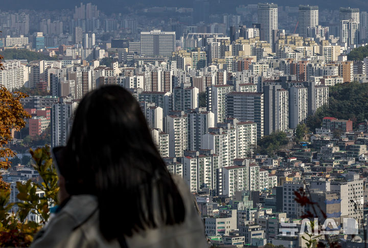 [서울=뉴시스] 정병혁 기자 = 지난 2일 서울 중구 남산에 서울시내 아파트가 보이고 있다. 2025.11.02. jhope@newsis.com
