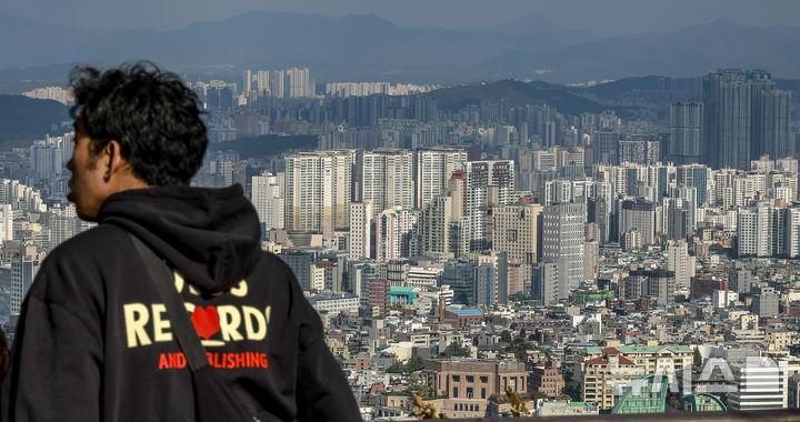 [서울=뉴시스] 정병혁 기자 =서울 중구 남산에 서울시내 아파트가 보이고 있다. 2025.11.02. jhope@newsis.com