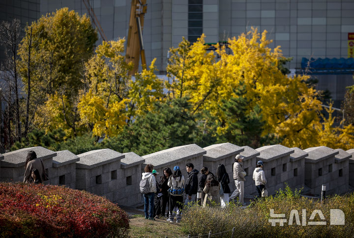 [서울=뉴시스] 정병혁 기자 = 완연한 가을 날씨를 보인 2일 서울 중구 백범광장을 찾은 시민들이 물든 단풍 아래를 걸으며 가을 정취를 느끼고 있다. 2025.11.02. jhope@newsis.com