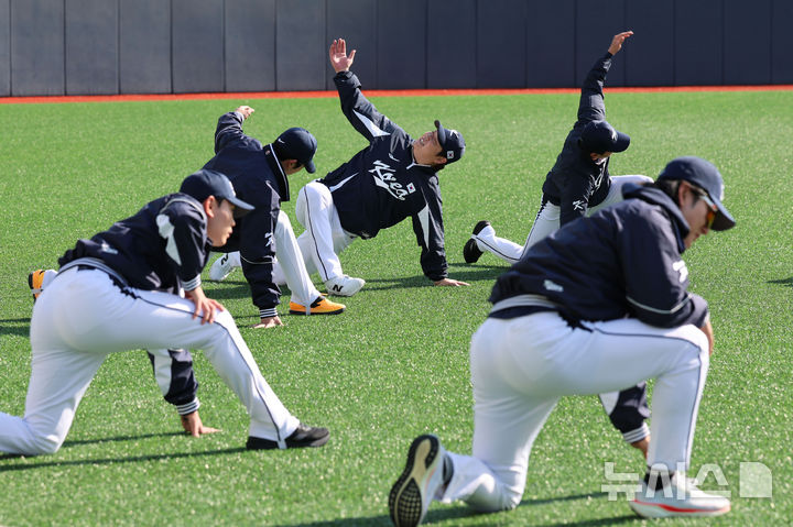 [고양=뉴시스] 권창회 기자 = 대한민국 야구 국가대표팀 선수들이 2일 오후 경기 고양시 고양국가대표야구훈련장에서 첫 훈련을 하고 있다. 2025.11.02. kch0523@newsis.com