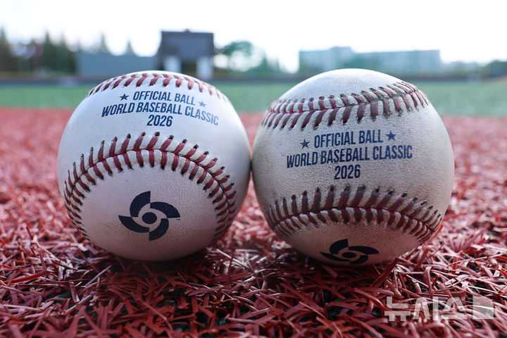 [고양=뉴시스] 권창회 기자 = 2일 오후 경기 고양시 고양국가대표야구훈련장에서 열린 대한민국 야구 국가대표팀 첫 소집훈련에서 내년 월드 베이스볼 클래식(WBC)에서 사용될 야구공이 공개되고 있다. 2025.11.02. kch0523@newsis.com
