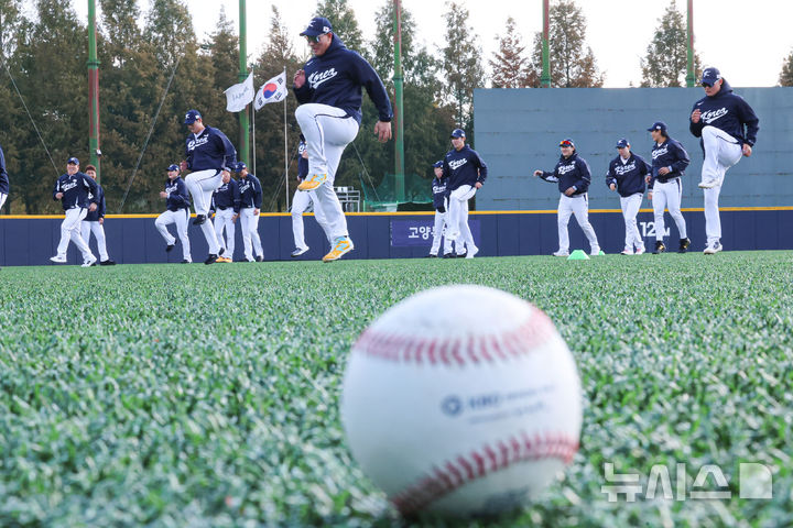 [고양=뉴시스] 권창회 기자 = 대한민국 야구 국가대표팀 선수들이 2일 오후 경기 고양시 고양국가대표야구훈련장에서 첫 훈련을 하고 있다. 2025.11.02. kch0523@newsis.com