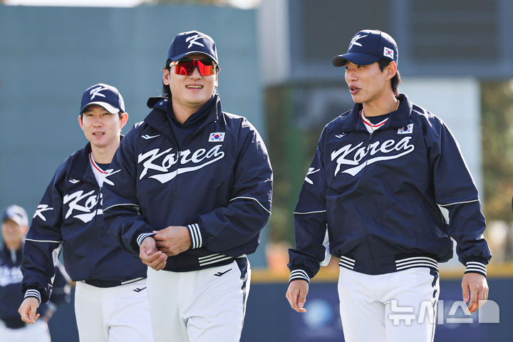 [고양=뉴시스] 권창회 기자 = 대한민국 야구 국가대표팀 곽빈과 송성문, 박성한이 2일 오후 경기 고양시 고양국가대표야구훈련장에서 첫 훈련을 하고 있다. 2025.11.02. kch0523@newsis.com