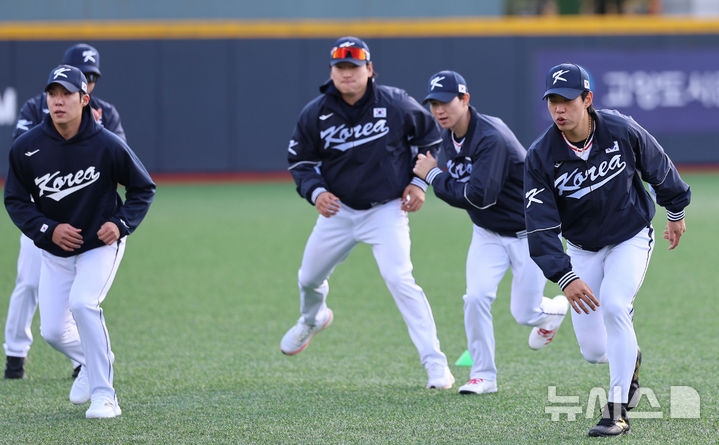 [고양=뉴시스] 권창회 기자 = 대한민국 야구 국가대표팀 송성문과 원태인이 2일 오후 경기 고양시 고양국가대표야구훈련장에서 첫 훈련을 하고 있다. 2025.11.02. kch0523@newsis.com