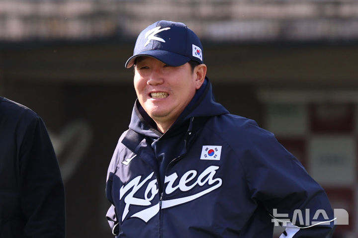 [고양=뉴시스] 권창회 기자 = 류지현 대한민국 야구 국가대표팀 감독이 2일 오후 경기 고양시 고양국가대표야구훈련장에서 첫 훈련을 진행하며 미소짓고 있다. 2025.11.02. kch0523@newsis.com