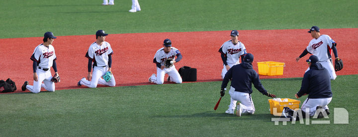 [고양=뉴시스] 권창회 기자 = 대한민국 야구 국가대표팀 선수들이 2일 오후 경기 고양시 고양국가대표야구훈련장에서 첫 훈련을 하고 있다. 2025.11.02. kch0523@newsis.com