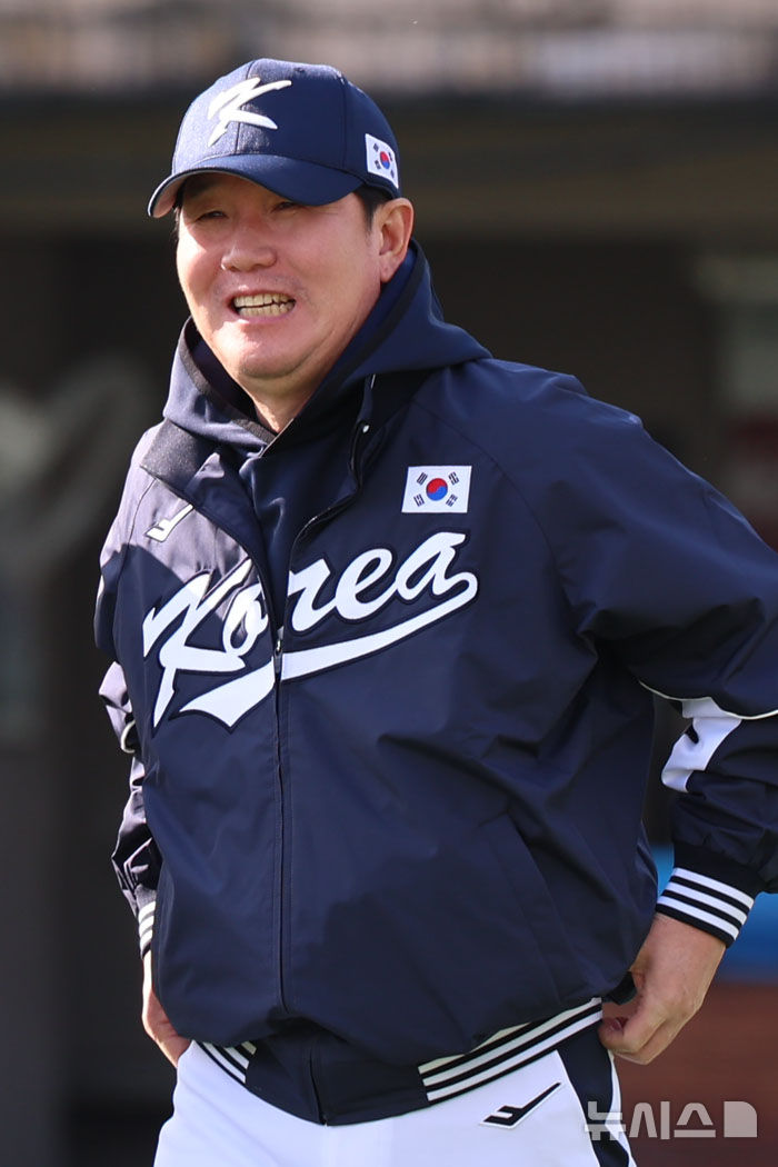 [고양=뉴시스] 권창회 기자 = 류지현 대한민국 야구 국가대표팀 감독이 2일 오후 경기 고양시 고양국가대표야구훈련장에서 첫 훈련을 진행하며 미소짓고 있다. 2025.11.02. kch0523@newsis.com