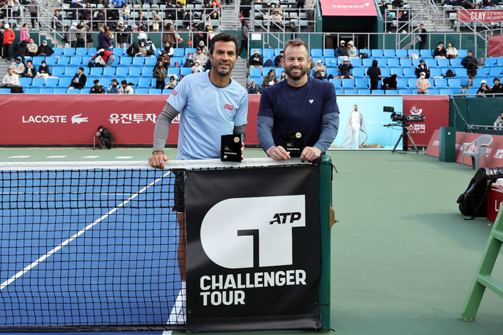 [서울=뉴시스] 정병혁 기자 = 2일 서울 송파구 올림픽공원 테니스경기장에서 열린 ‘2025 유진투자증권 서울오픈’ 복식 결승전에서 우승을 차지한 나다니엘 라몬스-장 줄리엔 로저가 우승 기념촬영을 하고 있다.(사진=2025 유진투자증권 서울오픈 테니스 조직위 제공) 2025.11.02. photo@newsis.com *재판매 및 DB 금지